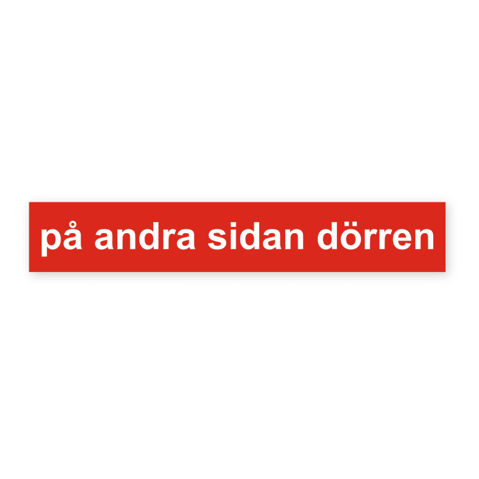 På andra sidan dörren-skylten har storleken 148x25mm och tillverkas i materialet Aluminium 0.7mm. Denna standardskylt kan anpassas så att du kan skapa din egen version av skylten.